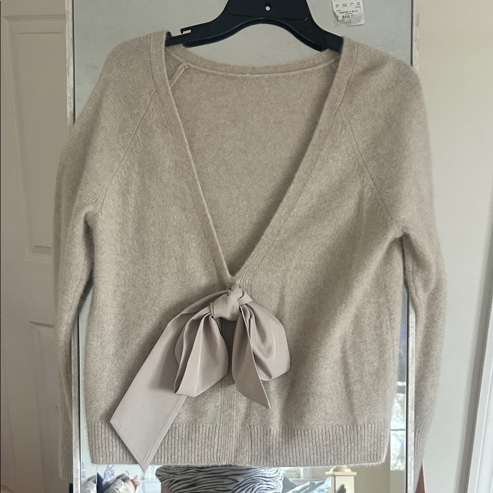 Vineyard Vines Beige Sweater with Elegant Bow